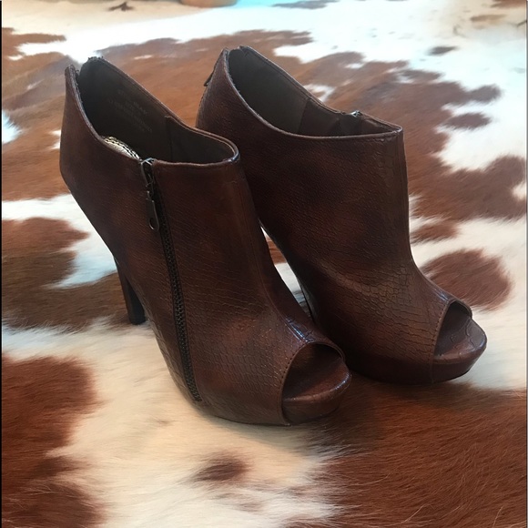 PEEP TOE SNAKE PRINT BOOTIES - Picture 2 of 8